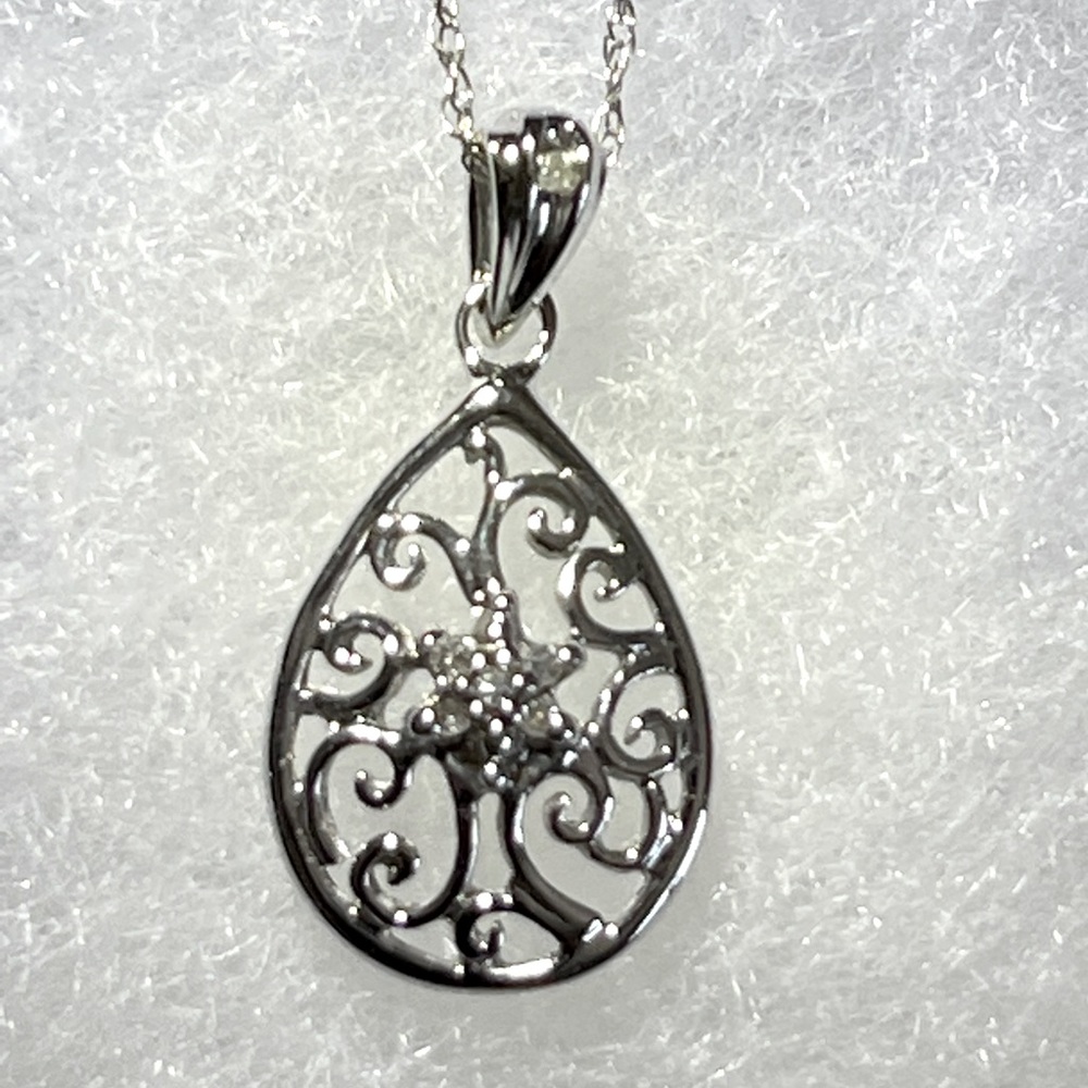 Diamond Pendant & Necklace